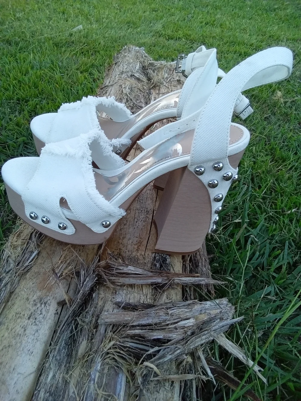 Gianni Bini x Dannijo White Frayed Denim Studded Platform Sandals Size 6.5